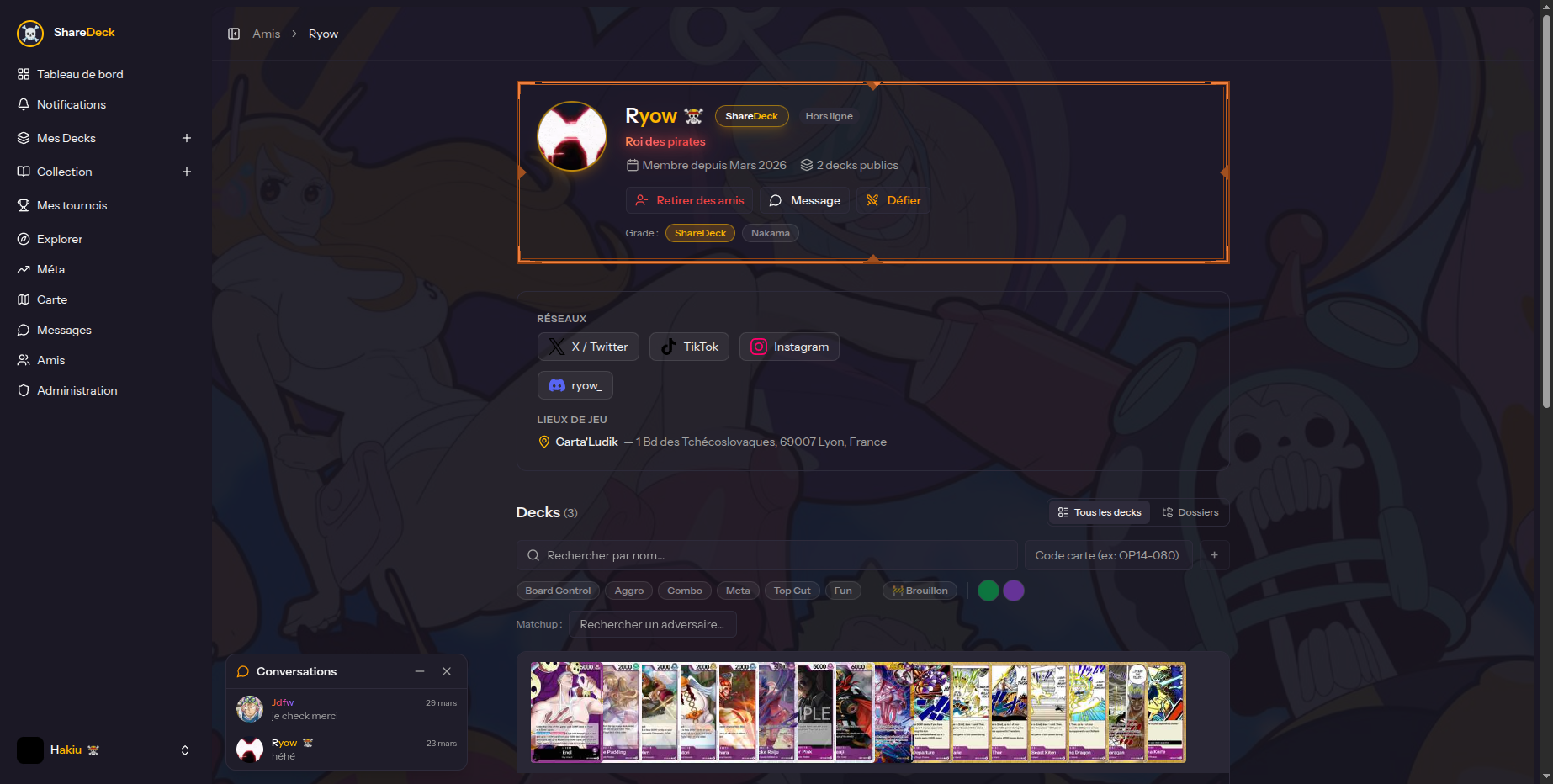 Profil joueur avec titre, bannière, liens sociaux, actions de duel et chat minimisé.